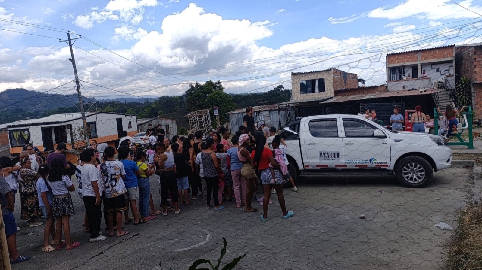Entrega de ayuda a familias en Villa Santana, Colombia