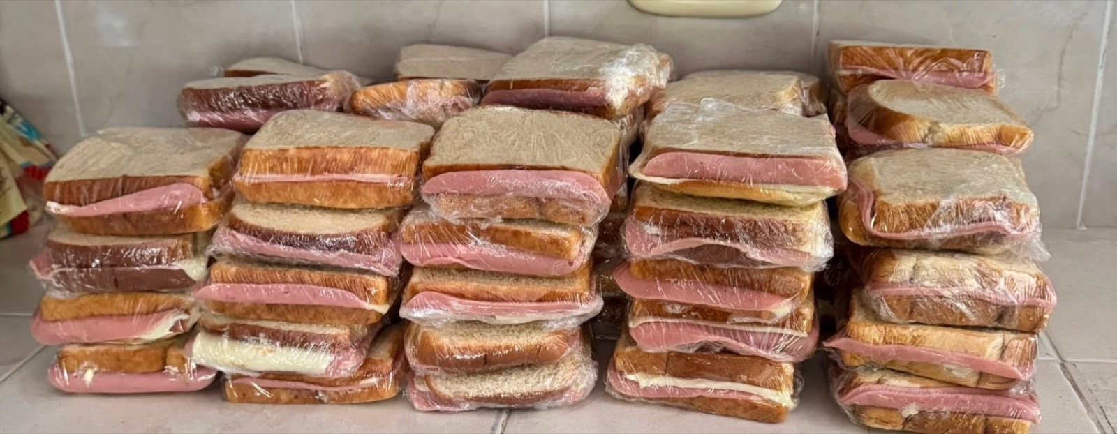 Comidas empacadas a mano para las familias de Villa Santana